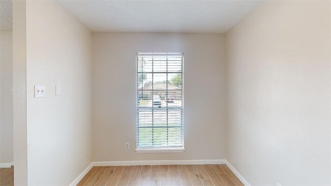 Building Photo - 815 Llano Pl