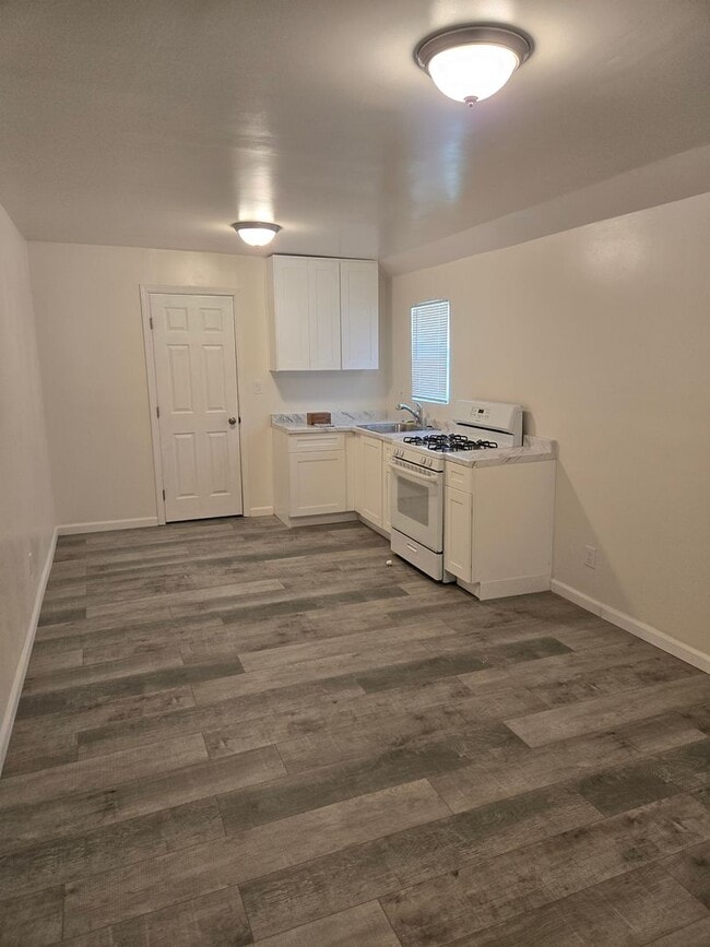 Building Photo - Downtown Modesto Studio for Rent - $200.00 off move in special