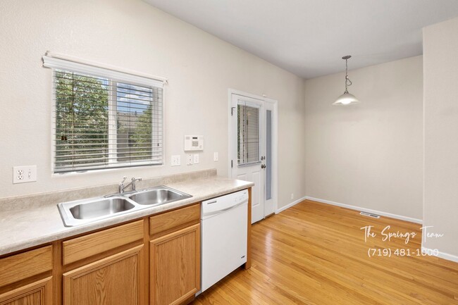 Building Photo - Charming 2-Bedroom Townhome in Central Col...