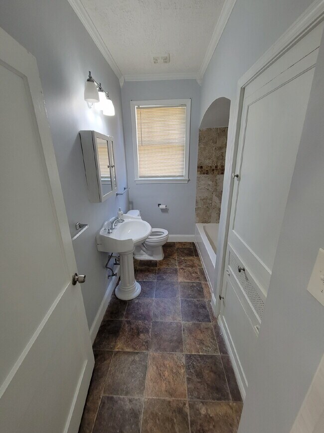 Building Photo - Charming 3-Bedroom Retreat with Hardwood Elegance