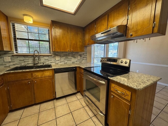 Building Photo - 2212 Phyllis Dr