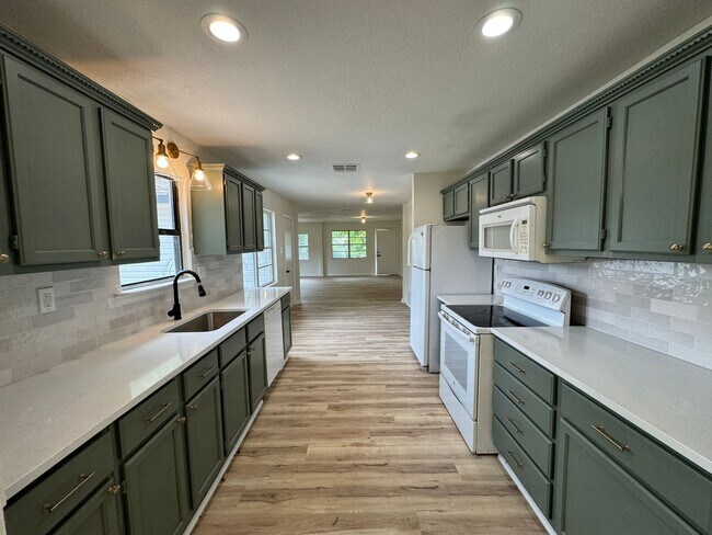 Building Photo - 108 Easy St