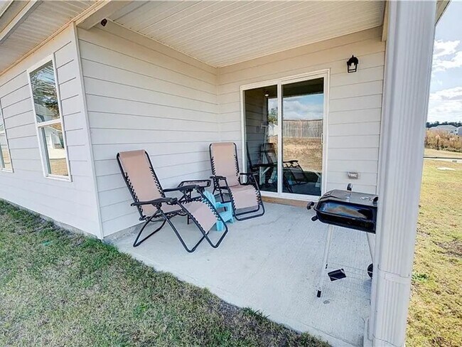 Building Photo - Ranch Living at its Finest