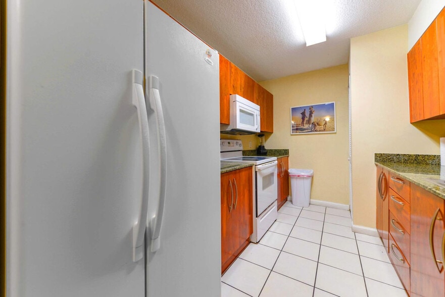 Building Photo - 1200 Brickell Bay Dr