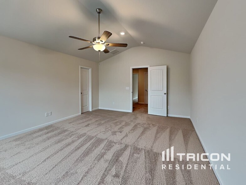 Building Photo - 2124 Southlea Dr