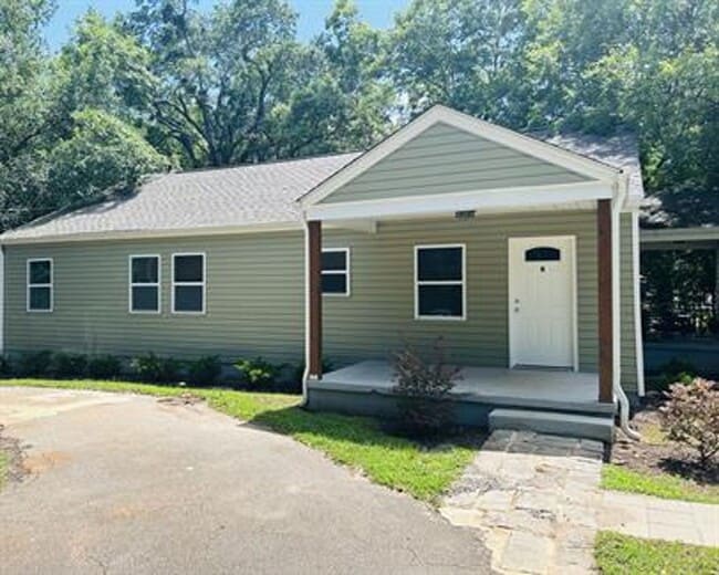 Building Photo - Brand New Renovated 2/1 Available Now!