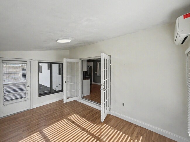 Building Photo - 150 SE 5th Ct