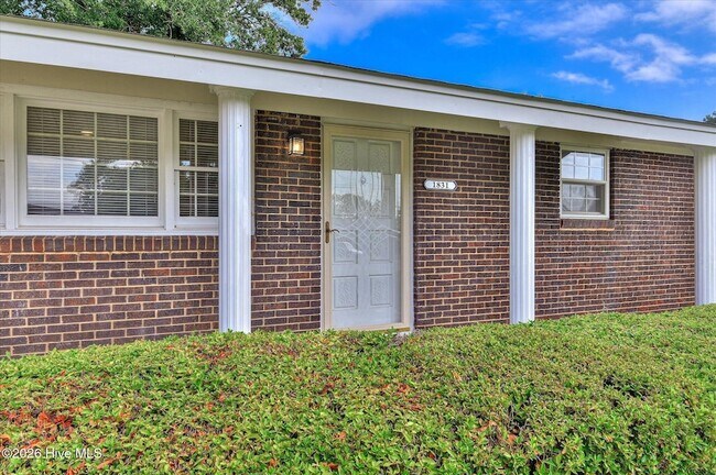 Building Photo - 1831 Cottonwood Dr
