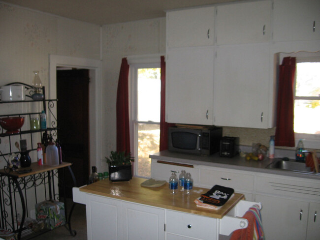 Building Photo - Cute 2 bedroom with garage & fence in back...
