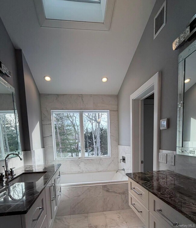 Building Photo - 10 Skyes Neck Ct