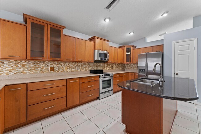 Building Photo - Absolutely stunning executive (LARGE) 3 BR / 2 BA / 2 Car Garage home in the highly sought after ...