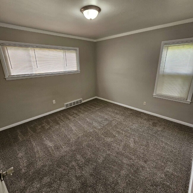 Building Photo - 3 Bedroom Bungalow w/ New Carpet Through O...