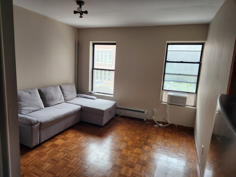 spacious bright living room - 240 E 23rd St