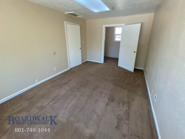 Building Photo - Charming 3 Bed 2 Bath Home in Holladay wit...