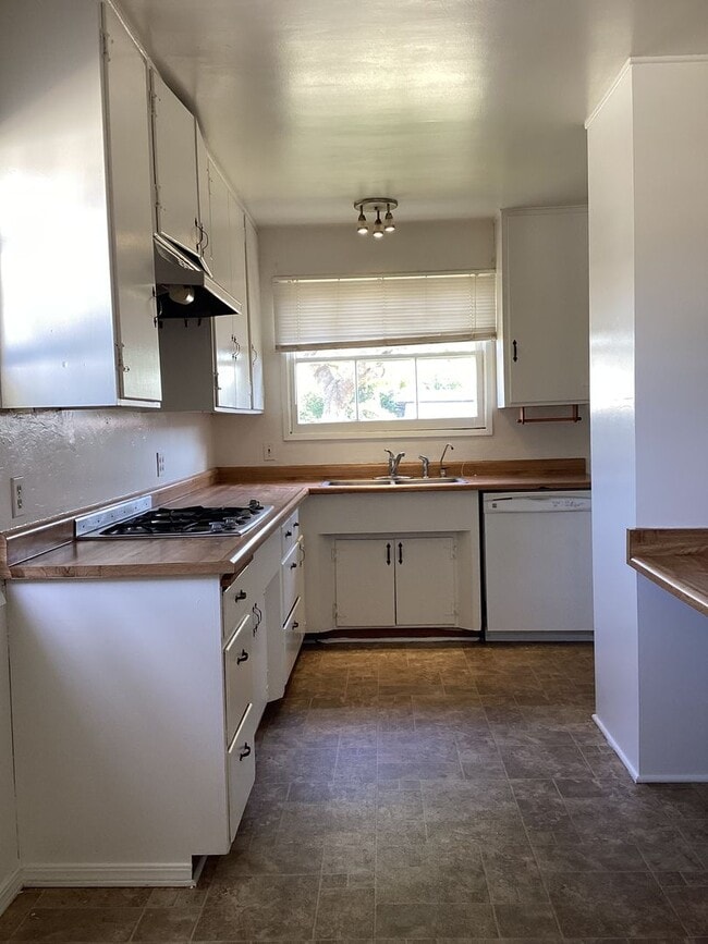 Building Photo - Centrally Located Single Story Ranch Style...