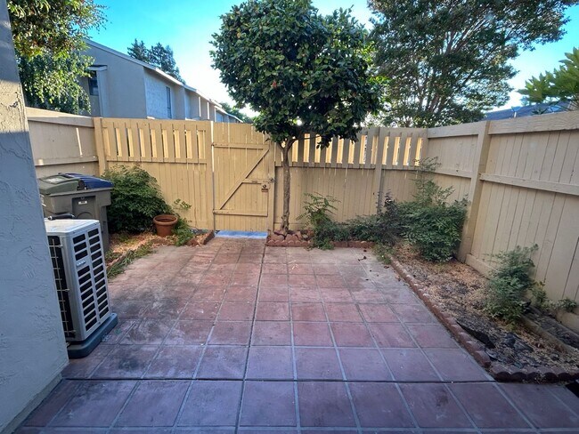 Building Photo - Bright and quiet two-story townhouse situa...