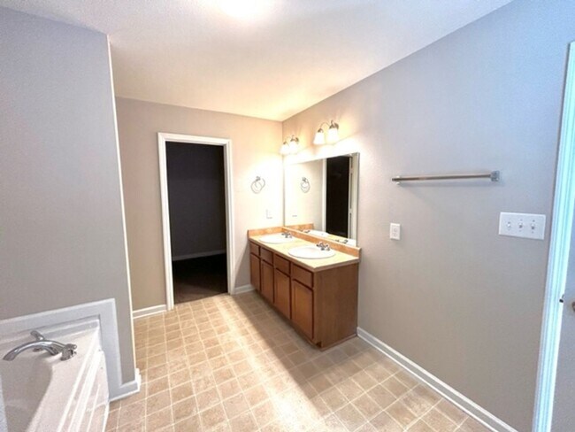 Building Photo - THREE BEDROOMS/TWO & HALF BATHROOMS SPACIOUS HOME - MADISON. MOVE IN SPECIAL!