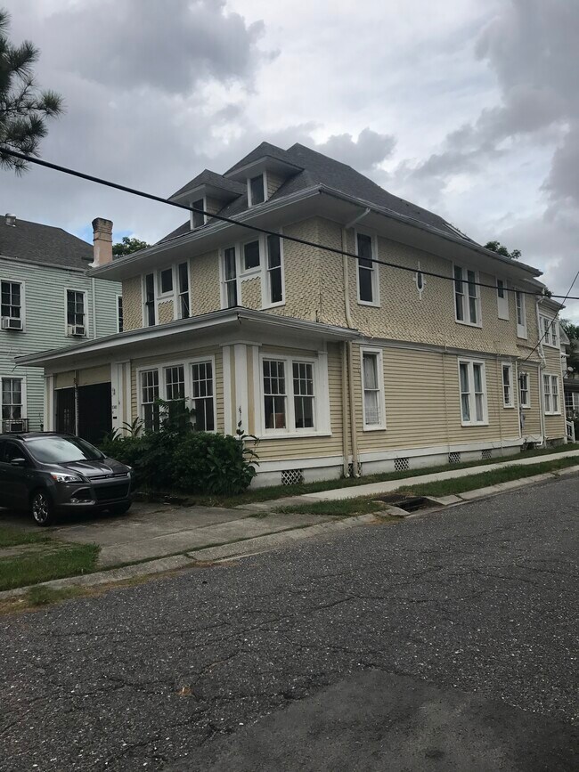 Building Photo - 1301 General Pershing St