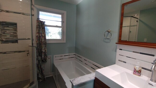 Building Photo - 710 Yucca Ave