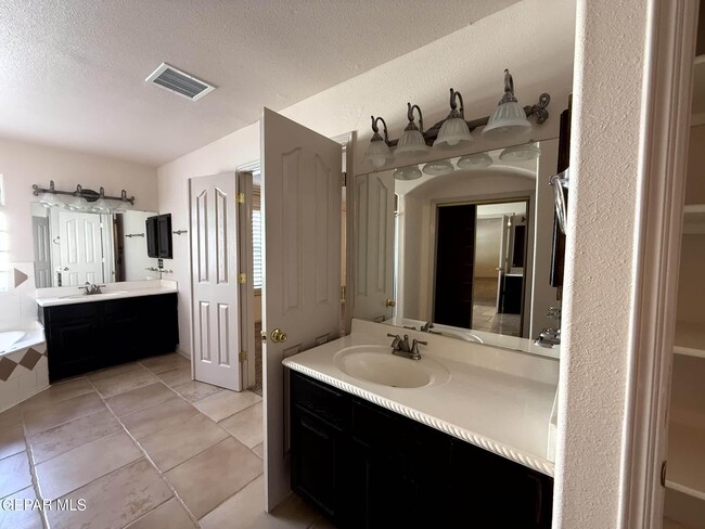 Building Photo - 317 Zenith Dr