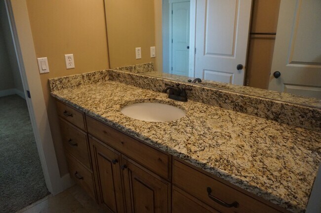 Building Photo - Gorgeous 4 Bedroom Sandy Home "Pet Friendly"