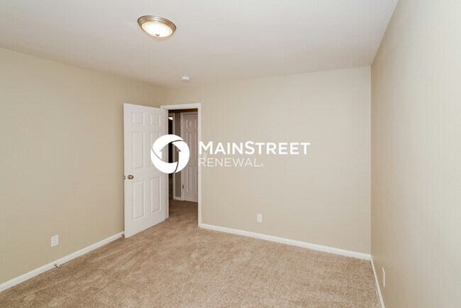 Building Photo - 3 Bedroom Pet-Friendly Home in Center Poin...