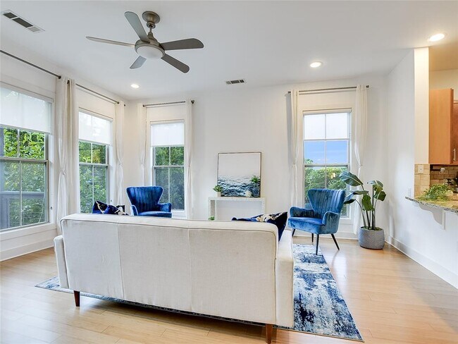 Building Photo - 2520 Bluebonnet Ln