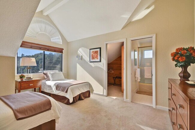 Building Photo - STUNNING LUXURY HOME WITH GORGEOUS SETTING IN WONDERFUL ORINDA!