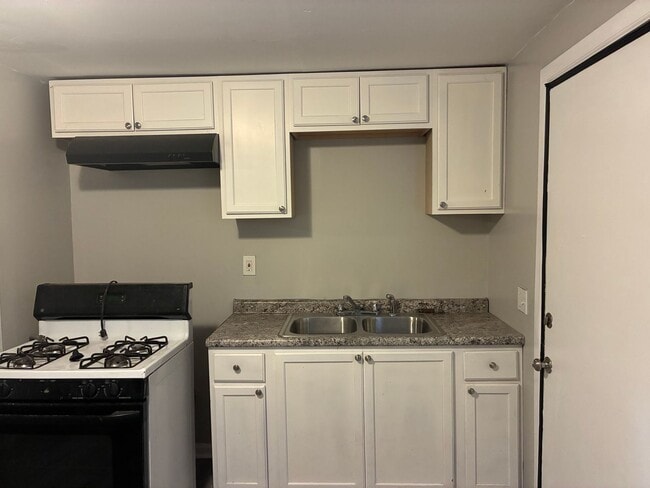 Building Photo - Spacious 3 Bed / 2 Bath Home with Basement & Private Yard