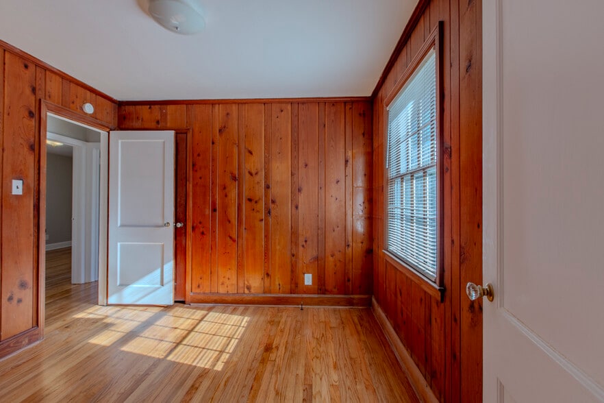 Bedroom 3/Office - 1532 E 53rd St