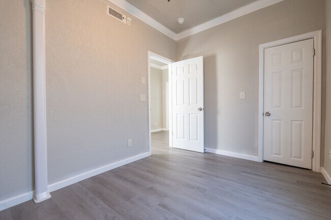 Building Photo - MOVE IN READY 2 Bedroom in the Heart of Oceanview!