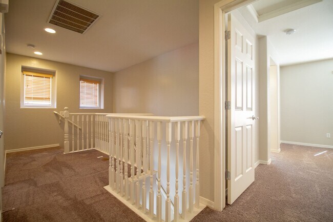 Building Photo - Check Out This Bright & Cheery Home