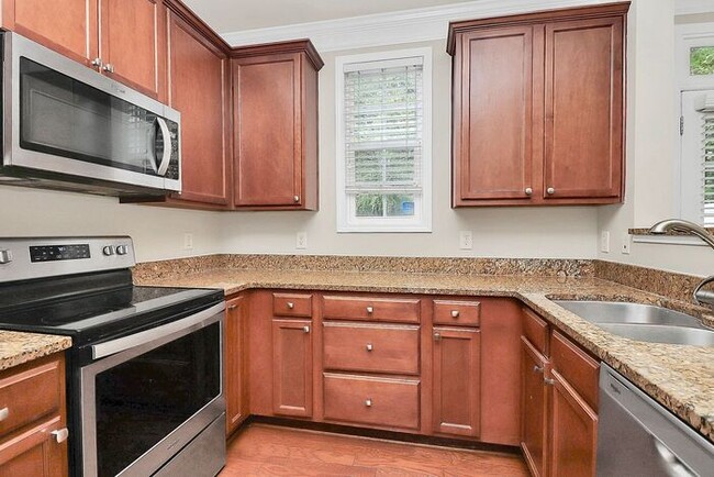 Building Photo - Beautiful End Unit 3BD/2.5BA Townhome in t...