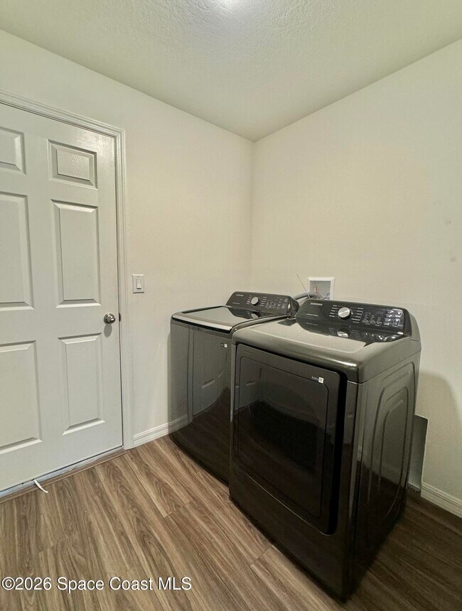 Building Photo - 1210 Dania Cir