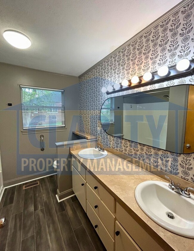 Building Photo - Charming Ranch-Style Home in the Heart of ...