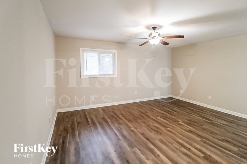 Building Photo - 2483 Kings Park Cir