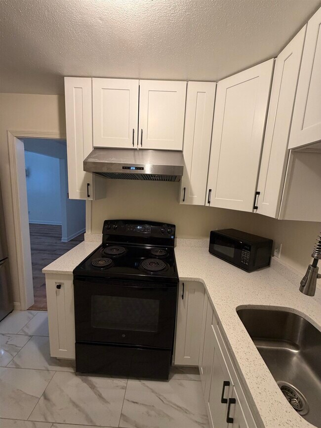 Building Photo - 4 Brook Rd