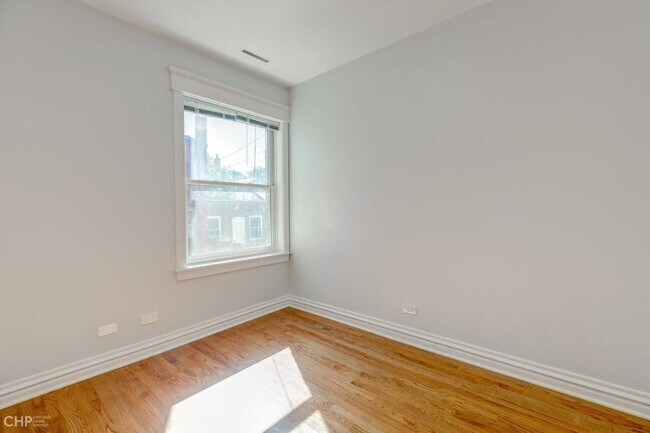 Building Photo - 4 bedroom in Chicago IL 60613
