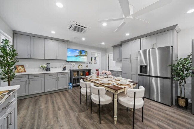 Building Photo - 10983 Parkdale Ave