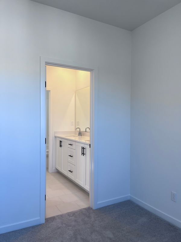 Building Photo - 4077 Pomelo Dr
