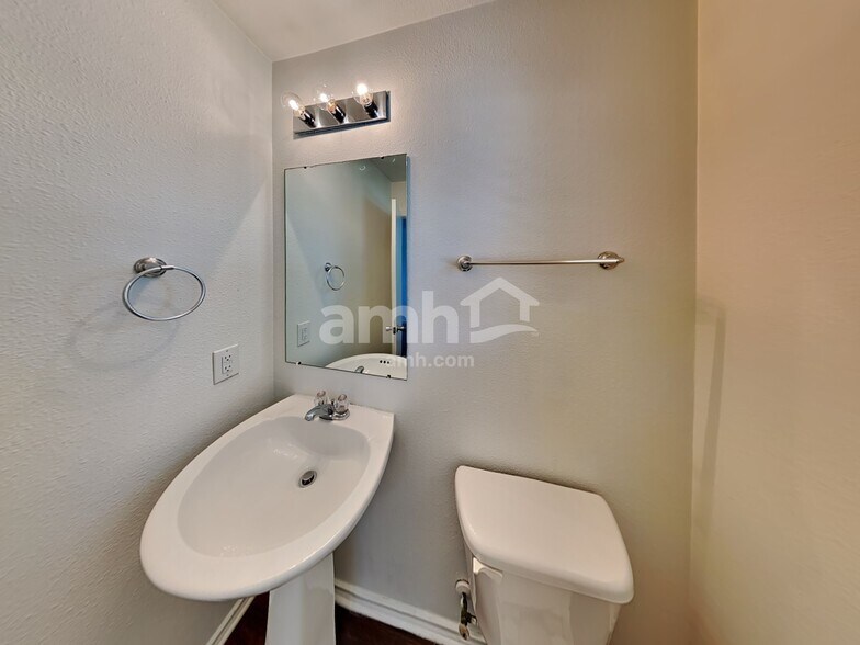 Building Photo - 2909 Tyler Ln