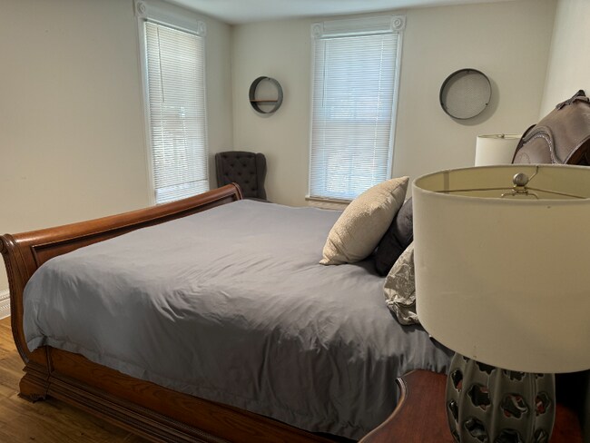 Building Photo - 206 W Myrtle St