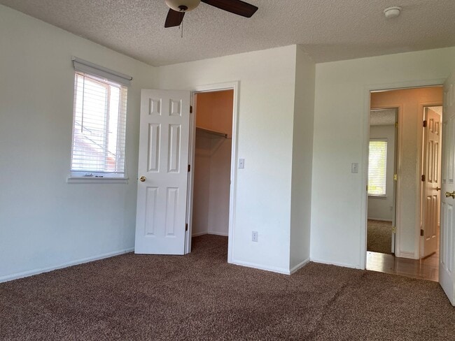 Building Photo - Wonderfully updated and maintained 3 bedro...