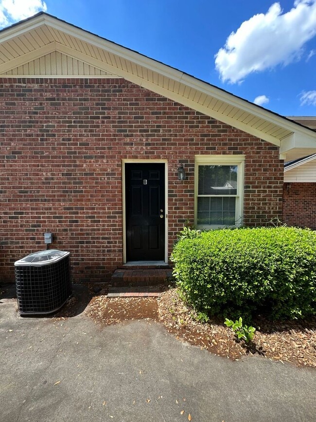 Building Photo - Conveniently Located Townhouse!