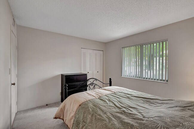 Building Photo - 6795 Huntington Ln