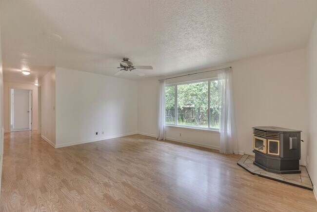 Building Photo - Freshly Updated 3-Bedroom Home with Fenced Backyard in Forest Grove!
