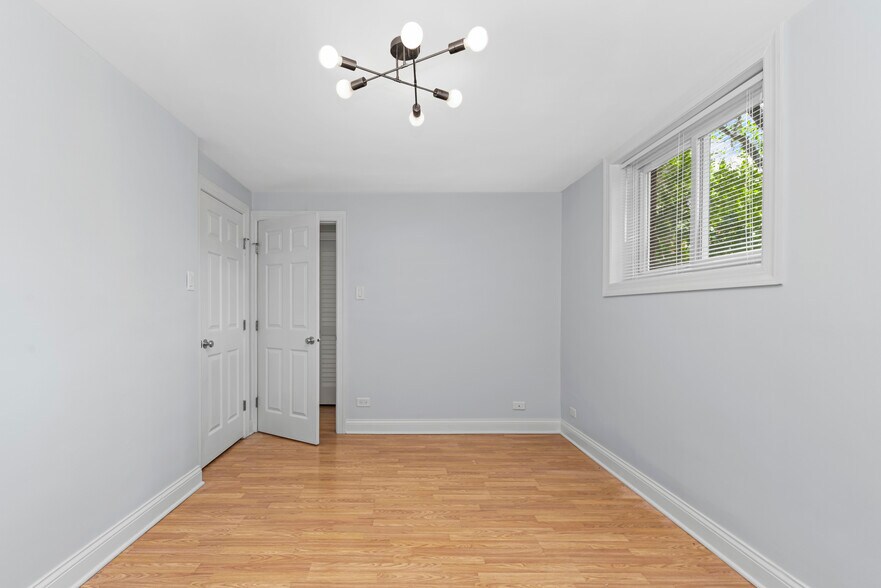 Bedroom - 2624 W Catalpa Ave