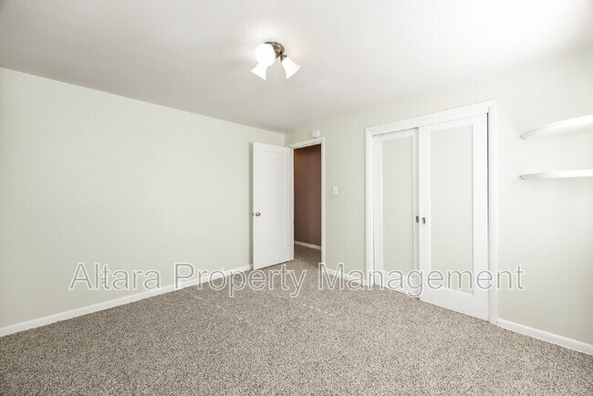 Building Photo - 2123 Robin Dr