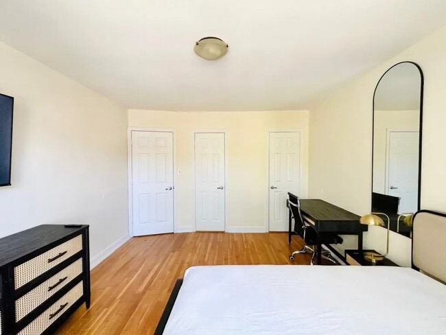 Building Photo - Furnished room/NOT APARTMENT