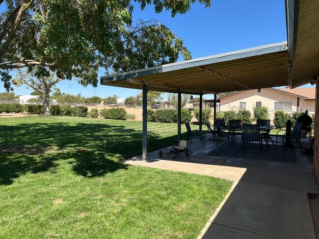 Building Photo - 4-Bedroom Home in Hesperia!